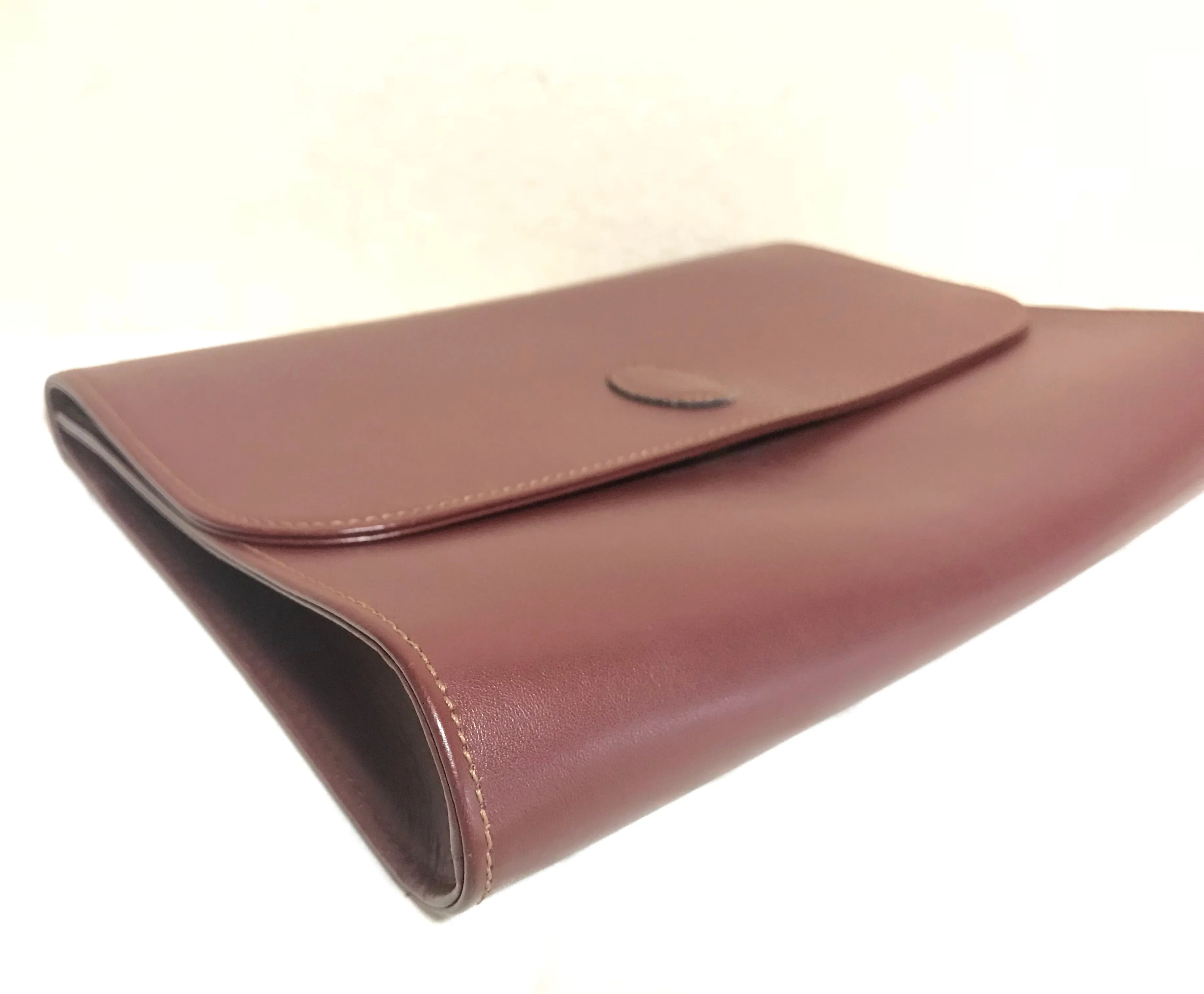 Vintage Cartier wine leather clutch bag, mini document purse with logo motif. Unisex bag from must de Cartier Collection. 060531r8