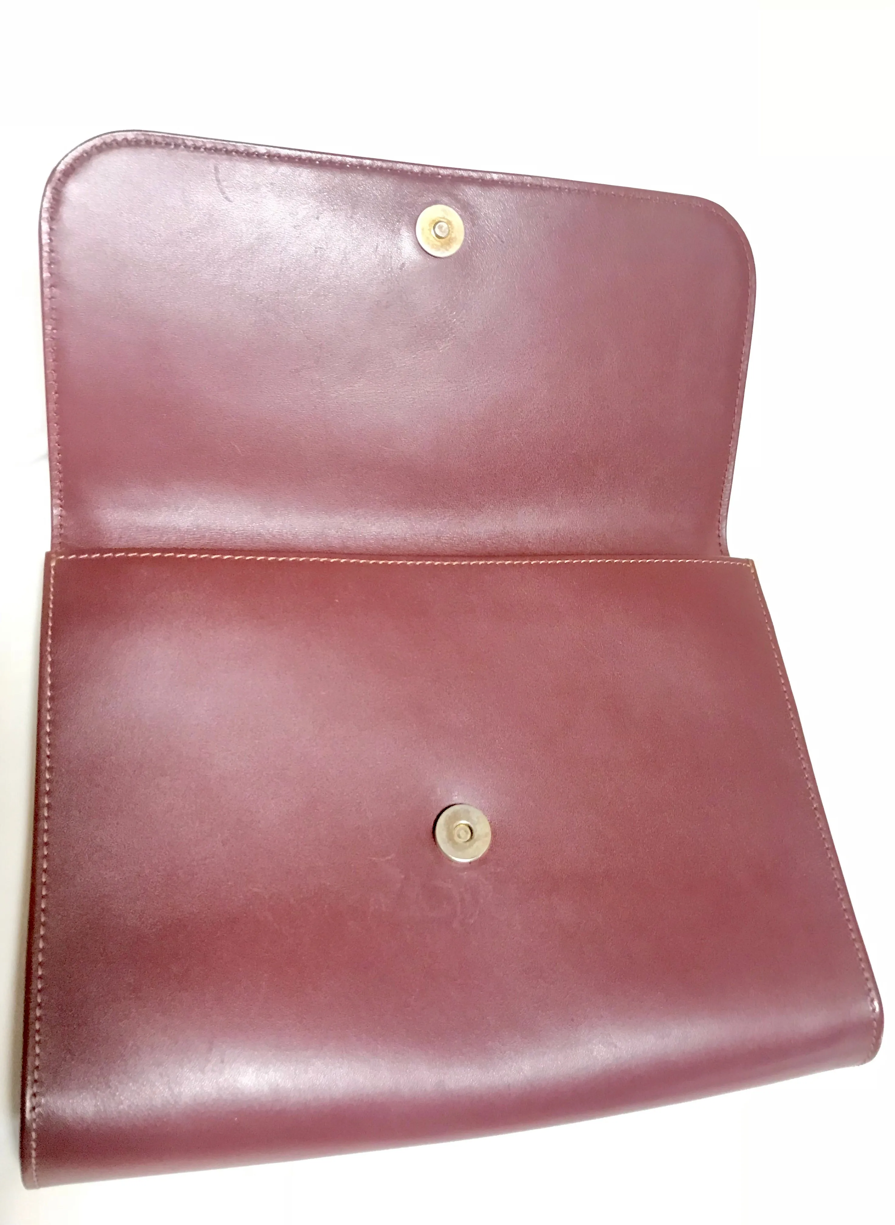Vintage Cartier wine leather clutch bag, mini document purse with logo motif. Unisex bag from must de Cartier Collection. 060531r8