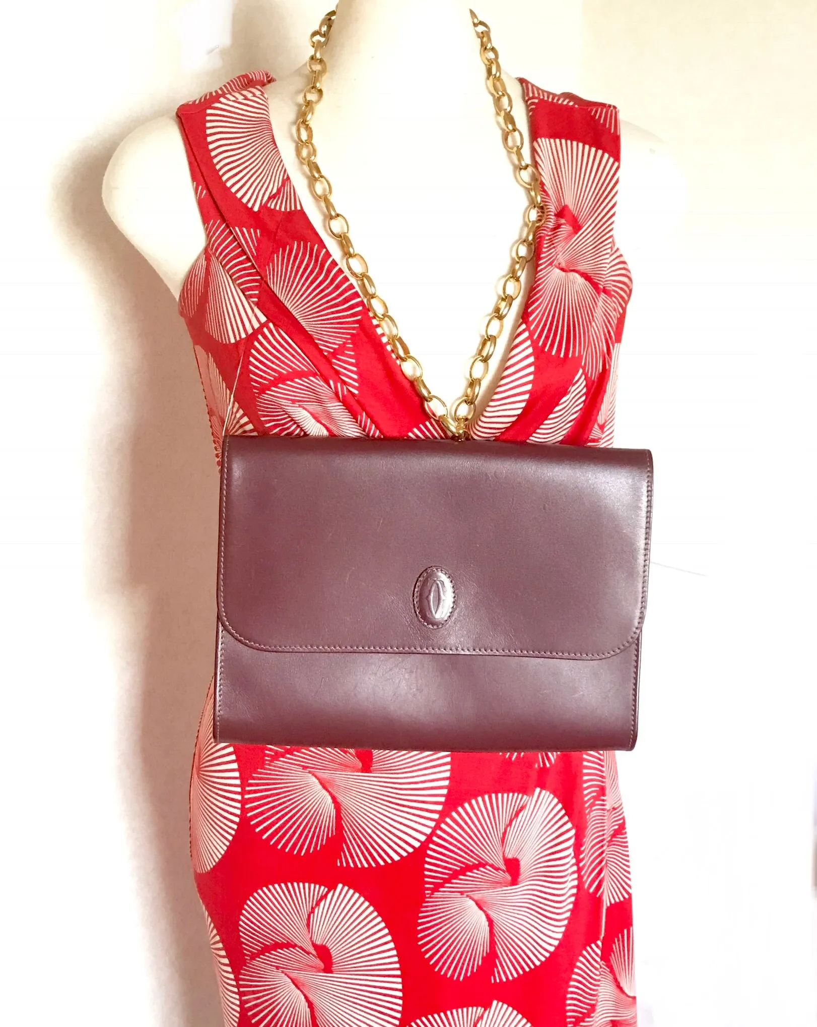 Vintage Cartier wine leather clutch bag, mini document purse with logo motif. Unisex bag from must de Cartier Collection. 060531r8