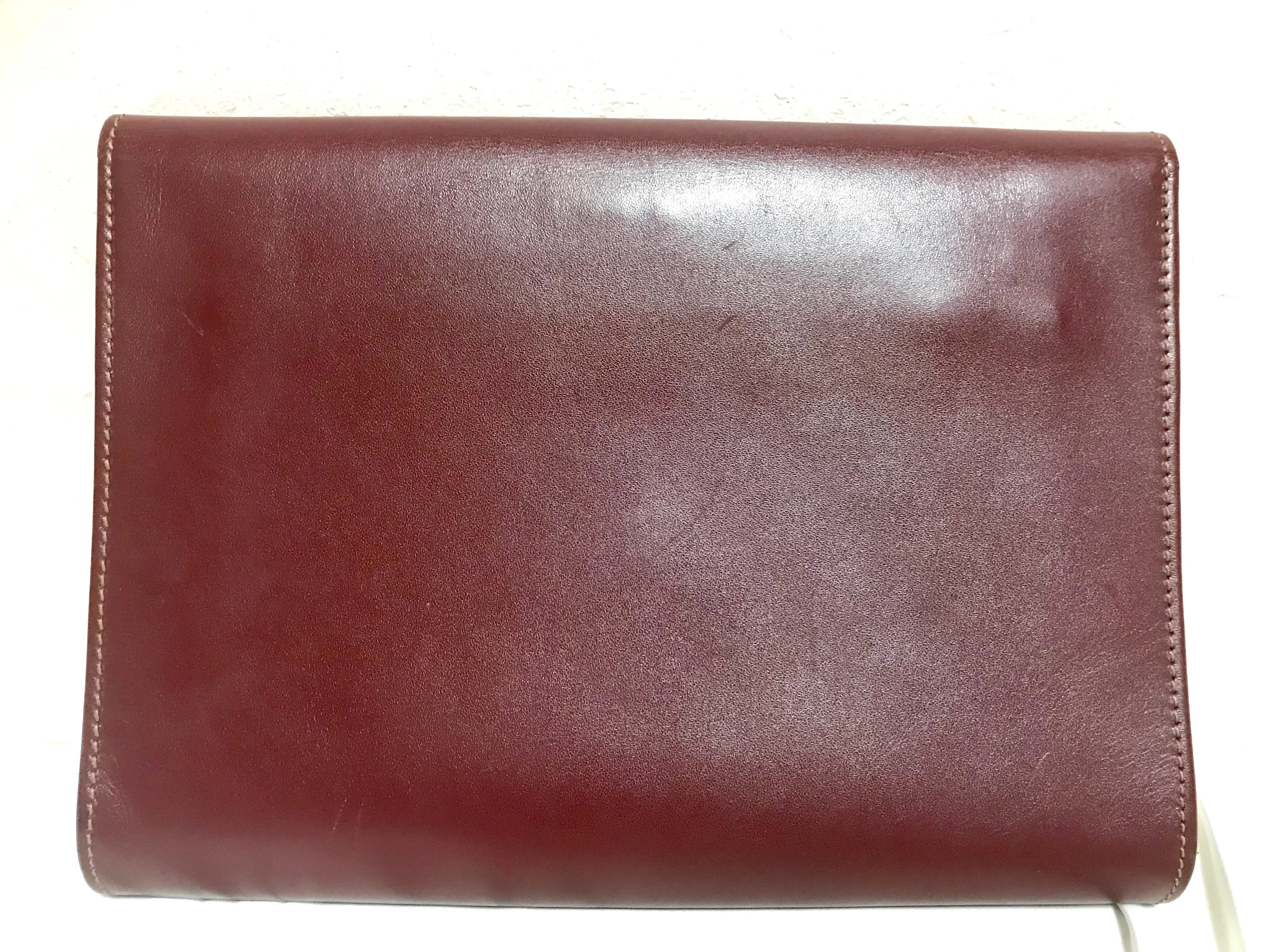Vintage Cartier wine leather clutch bag, mini document purse with logo motif. Unisex bag from must de Cartier Collection. 060531r8