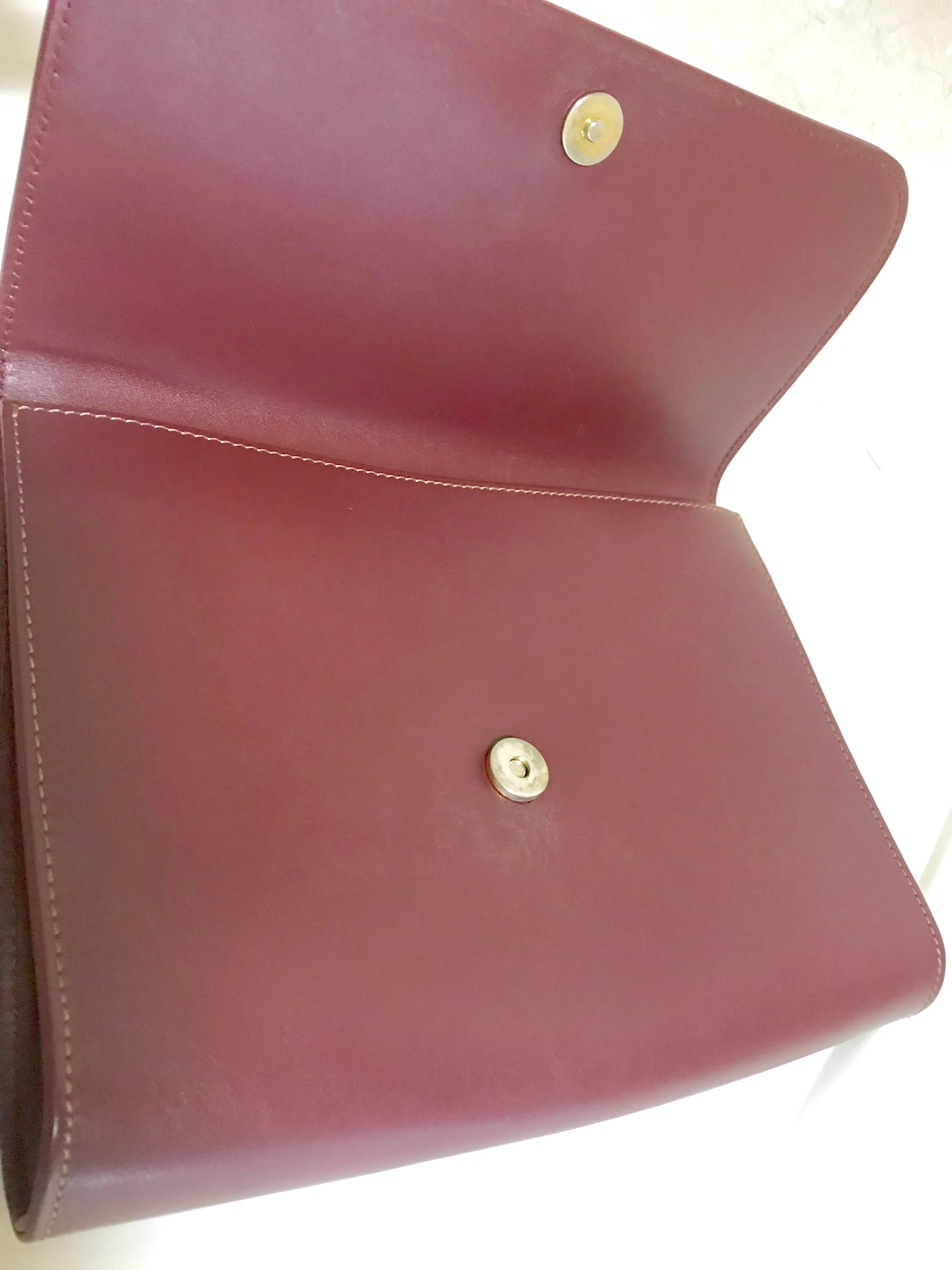 Vintage Cartier wine leather clutch bag, mini document purse with logo motif. Unisex bag from must de Cartier Collection. 060531r8