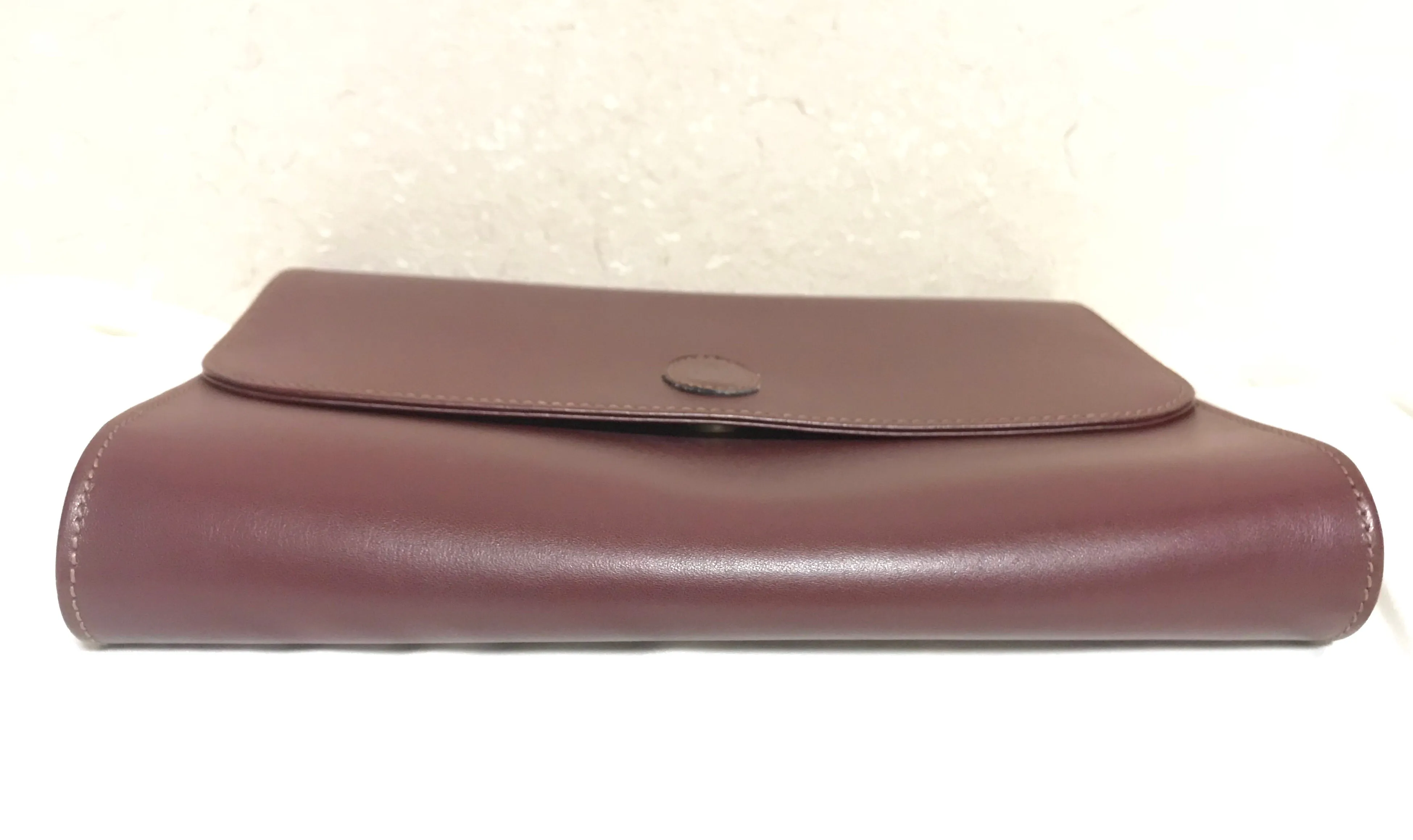 Vintage Cartier wine leather clutch bag, mini document purse with logo motif. Unisex bag from must de Cartier Collection. 060531r8